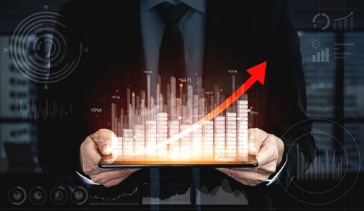 商业和金融的双重曝光图像—商人与报告图表向前到股票市场投资的财务利润增长。