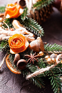 圣诞节芳香生态花环。圣诞节芳香族生态花圈与干橙和八角星，装饰的果皮玫瑰，特写镜头细节