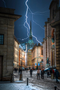 斯德哥尔摩是瑞典的首都和最大城市。雷声大，闪电猛烈..斯德哥尔摩是瑞典的首都