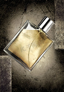男士香水摄影照片_装在透明喷雾瓶里的奢华男士香水。