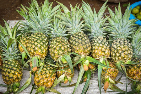简笔画菠萝摄影照片_新鲜菠萝热带水果在市场上出售
