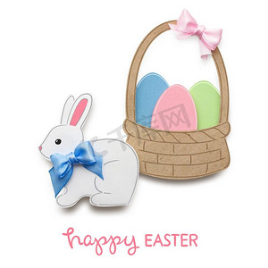 创意复活节概念照片，一只兔子在白色背景下用纸做的篮子里放着鸡蛋。