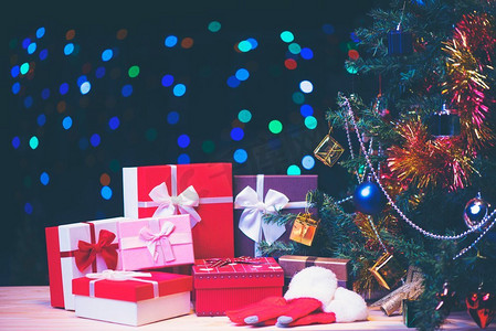 红色奢侈品新年礼物。圣诞礼物。2018年新年快乐。圣诞背景和礼品盒。圣诞节庆祝活动。