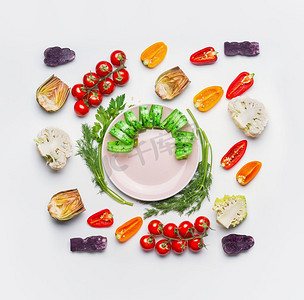 健康饮食和节食理念。餐桌上有卷尺的盘子，白色背景上有蔬菜，俯视。食物平铺