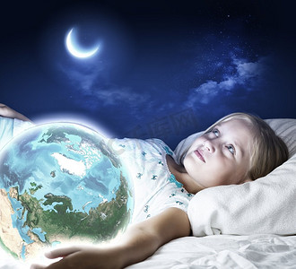 晚安你好手机海报摄影照片_晚安。女孩躺在床上，手里拿着地球。这张图片的要素由美国宇航局提供