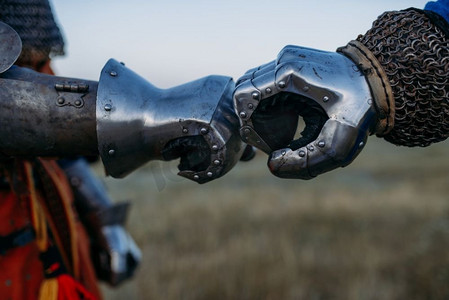 中世纪骑士手在金属手套特写视图，伟大的比赛。装甲古代战士在装甲摆在领域