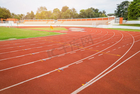 田径跑道跑/体育场的红色跑道与绿色领域与白色线在体育室外运动