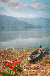 Phewa湖-尼泊尔第二大湖泊，位于博卡拉山谷附近的城镇和萨朗果德山。