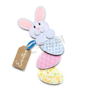 创意复活节概念照片，一只兔子，白色背景上有一个纸做的蛋。