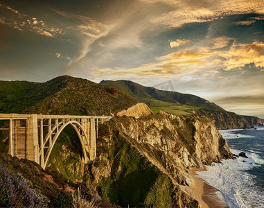 日落时分，1号高速公路上的Bixby Creek Bridge。美国加利福尼亚州大苏尔地区