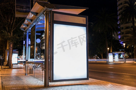 广告海报摄影照片_城市公共汽车站空白广告牌