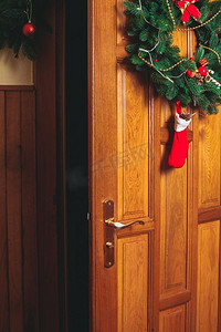 圣诞花环与红色袜子和边界在门上。门上的圣诞花环