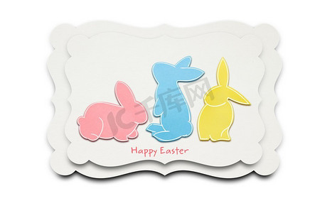 三只兔子的创意复活节概念照片，白色背景用纸制作。