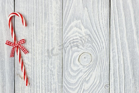 白色木质背景上的圣诞手杖装饰