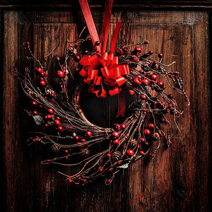 圣诞花环与红丝带和浆果木