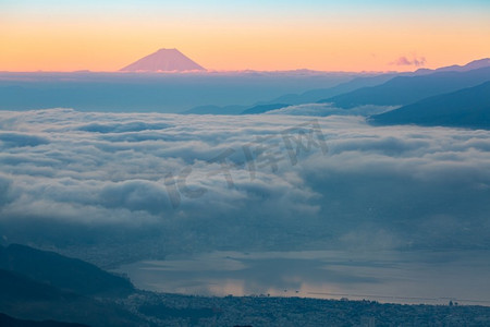 空中富士山与杉子湖日出高知市