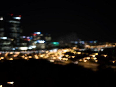 城市夜生活。夜里大城市模糊的波克灯光