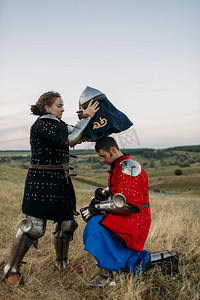 女人戴头盔中世纪骑士，伟大的比赛。装甲古代战士在装甲摆在领域