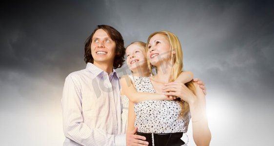 真实云层摄影照片_幸福之家。幸福的母亲、父亲和女儿全家福