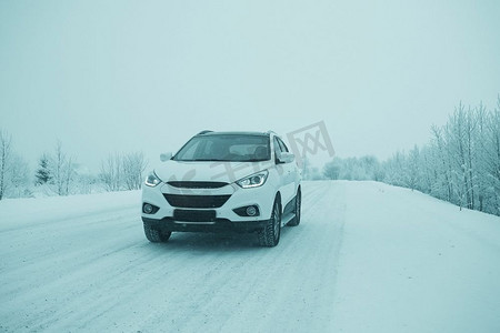 雪景中的汽车自然界白色的冬天雪