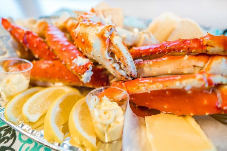 红帝王蟹腿配鲜柠檬片。美味的海鲜和豪华的餐厅菜单。