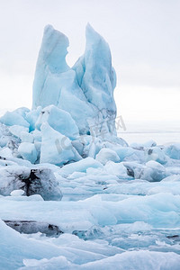 冰山摄影照片_冰岛瓦特纳约库尔冰川的Jokulsarlon泻湖冰川