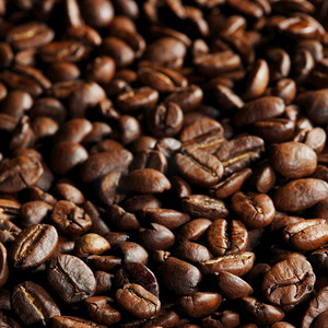新鲜烘焙咖啡豆关闭背景。咖啡豆背景