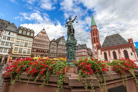 德国国旗免扣摄影照片_拥有Justitia雕像的法兰克福老城。德国