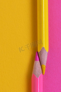黄色和粉红色蜡笔在同一纸背景