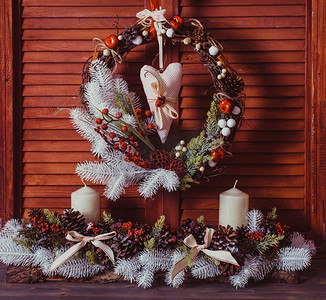 木墙上的圣诞花环。红白元素，纺织心悬。红色和白色的圣诞花环