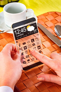 未来派智能手机(平板手机)，手持透明显示屏。理念，现实，未来，创新的理念和最好的技术，人性。