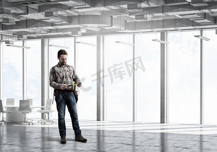 成年工程师。一名建筑工人穿着格子衬衫，腰间系着工具腰带。混合介质