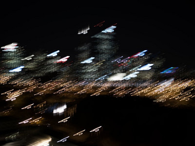 大城市摄影照片_城市夜生活。夜里大城市模糊的波克灯光