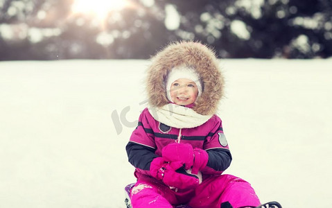 童年，雪橇，时尚，季节和人们的概念-快乐的小孩子在冬天的户外雪橇。冬天坐在雪橇上的快乐小朋友