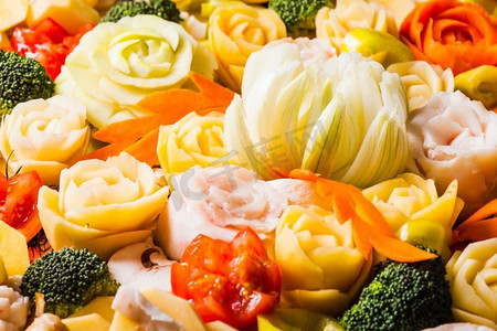 切好的蔬菜用于烘焙，原创创意食品。烤用切好的蔬菜