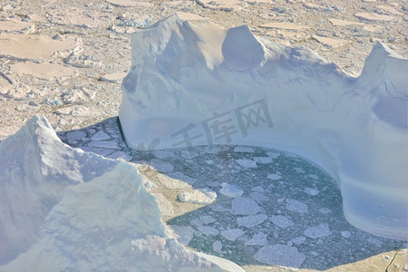 春季旅行摄影照片_春季格陵兰岛上空的冰川融化
