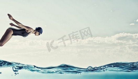 女游泳运动员。青年女子游泳比赛起跑姿势