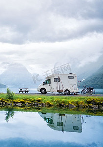 家庭度假旅行房车，度假旅行在汽车之家，大篷车度假。挪威自然风光秀丽。