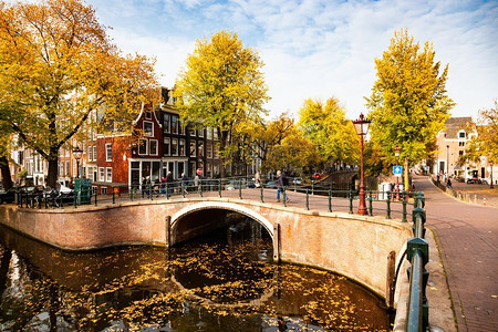 荷兰阿姆斯特丹美丽的运河和传统荷兰建筑的明信片图片