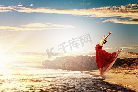 芭蕾舞女演员。在落日背景下，芭蕾舞女演员在水面上翱翔的形象
