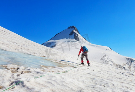 活性摄影照片_攀登高雪山