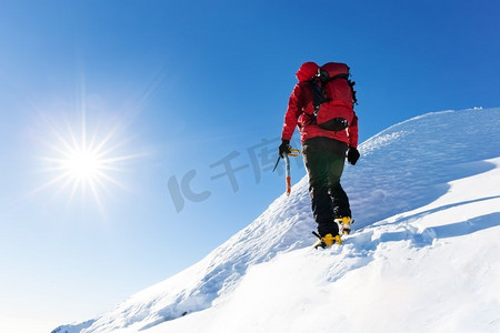 极限冬季运动：登山者登上阿尔卑斯山积雪的山峰。理念：决心、成功、力量。