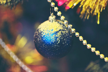 冷杉树枝上的圣诞球。
