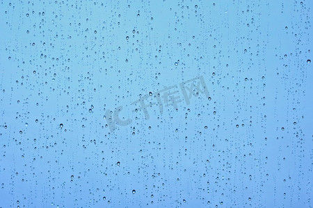 雨水滴在窗玻璃纹理背景的水滴。雨点落在窗户上