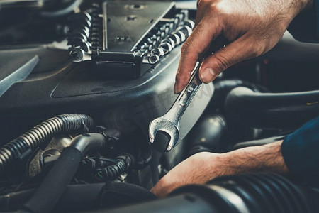 专业的汽车修理工，提供汽车维修和保养服务。汽车服务的经营理念。