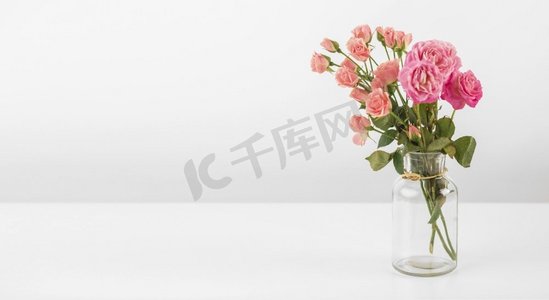 有玫瑰花的花瓶桌子。高分辨率和高质量的美丽照片。有玫瑰花的花瓶桌子。高画质美照理念