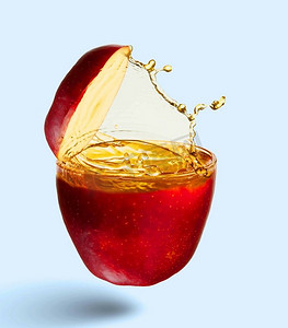 苹果汁。多汁的苹果在水花中的形象。清爽健康