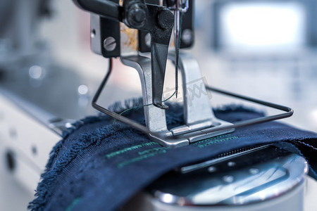 缝纫机特写摄影照片_专业缝纫机特写。现代纺织工业。