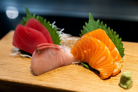日本传统料理生鱼片，新鲜生鲑鱼金枪鱼和鲈鱼。