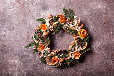 圣诞节芳香生态花环与干橙和八角，装饰果皮玫瑰。圣诞芳香生态花环 